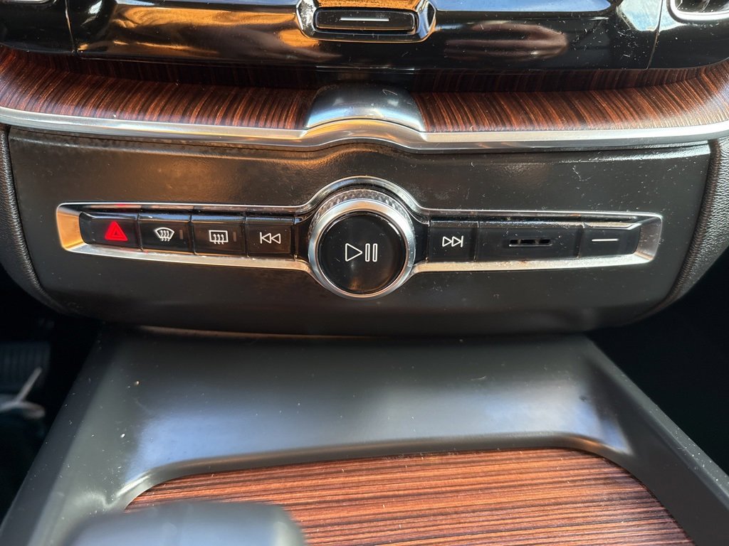 Used 2023 Volvo XC60 B5 Plus image 37