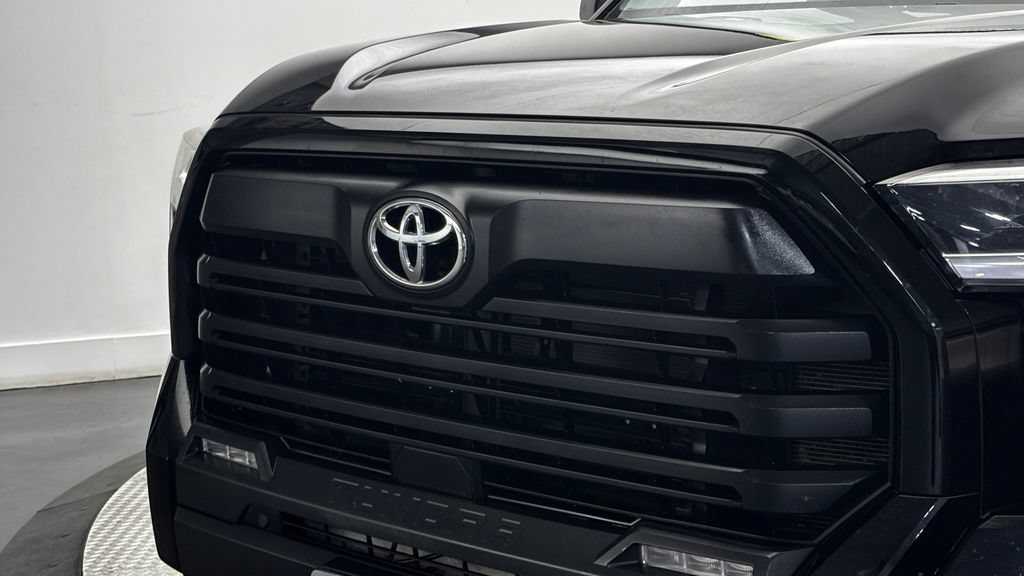 Used 2022 Toyota Tundra SR5 w/ SR5 Convenience Package AWD/4WD image 2