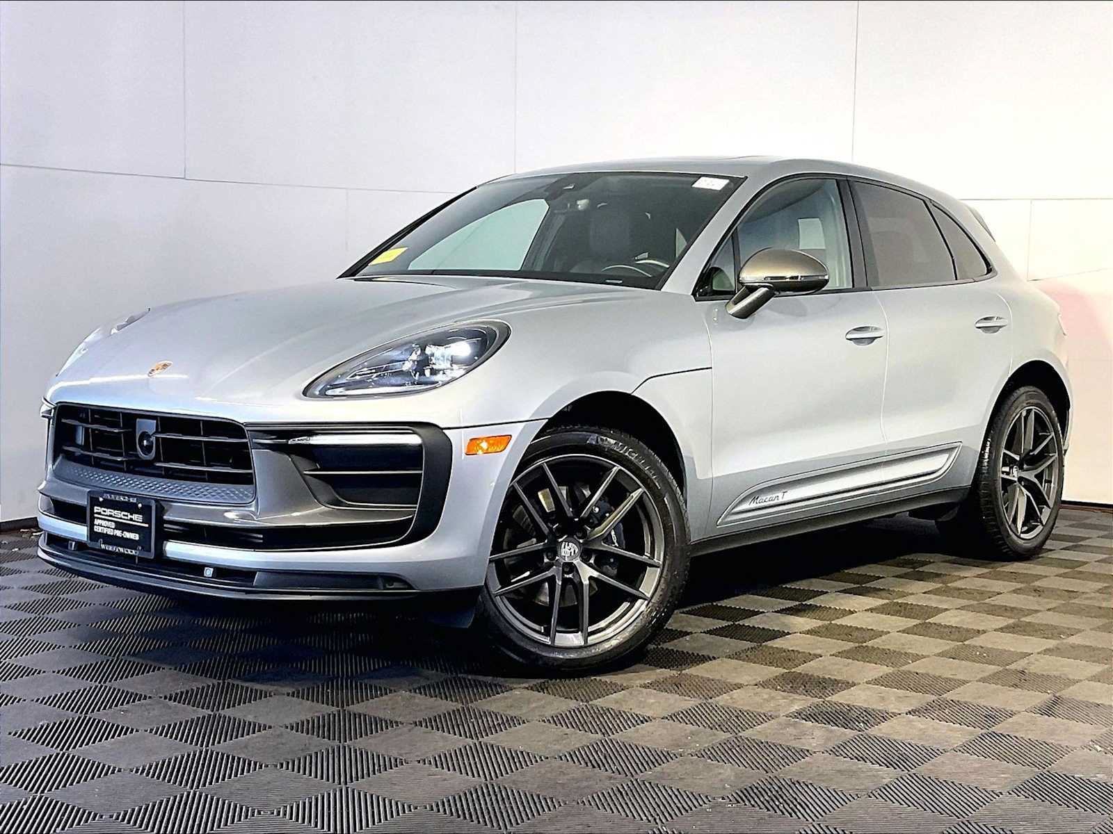 Certified 2023 Porsche Macan AWD/4WD image 1