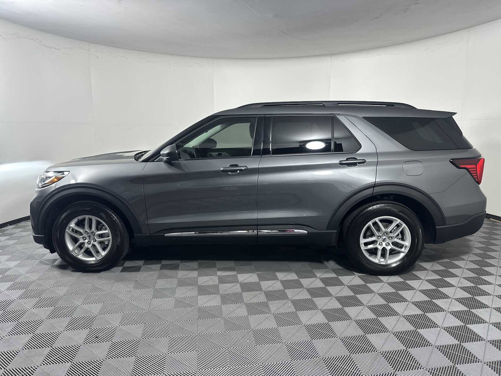 Used 2025 Ford Explorer Active w/ Active Comfort Package RWD image 4