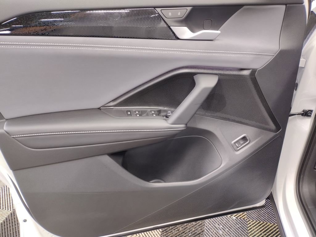 New 2025 Volkswagen Tiguan SE R-Line image 21