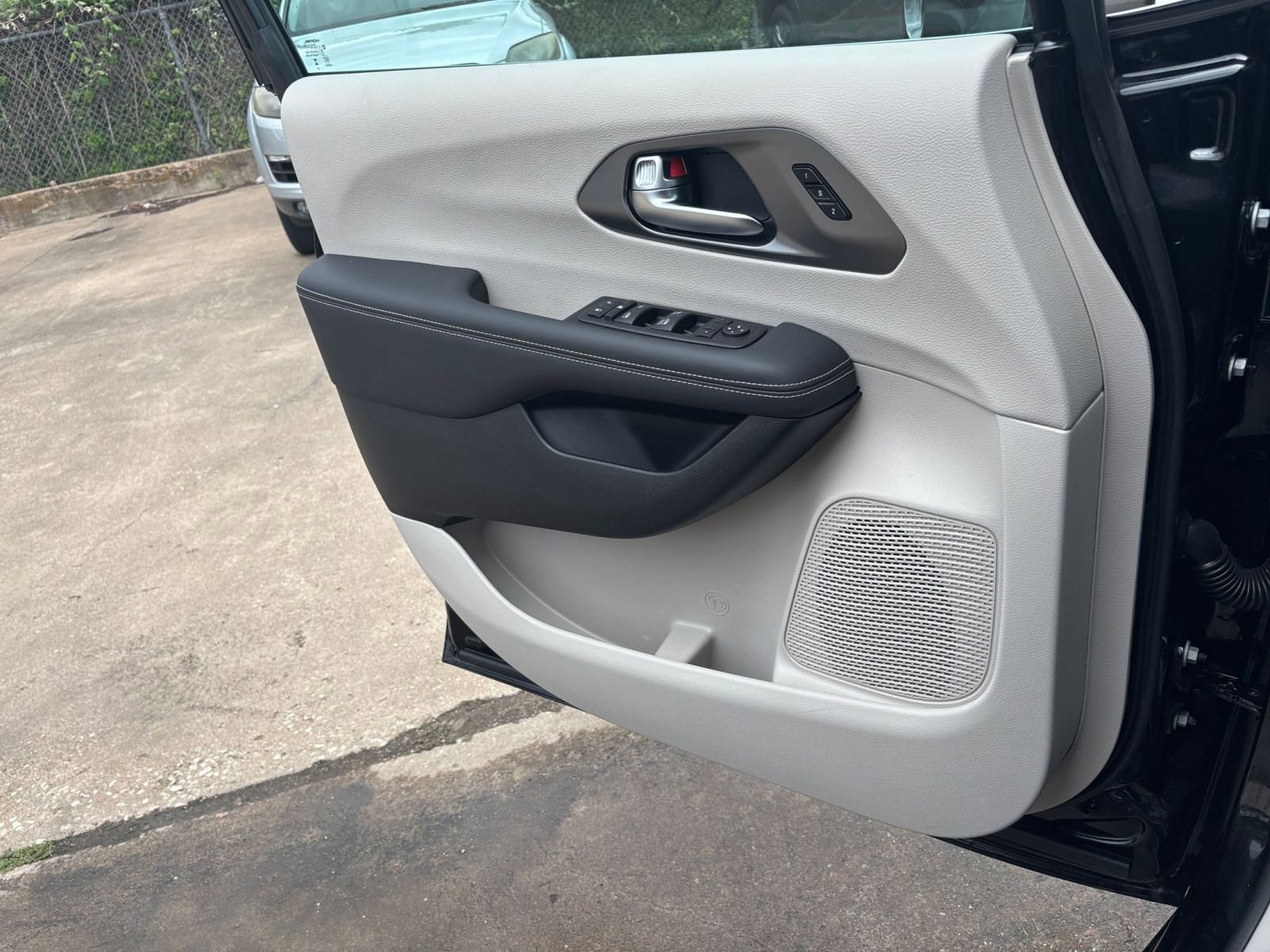 Used 2024 Chrysler Pacifica Touring-L image 20