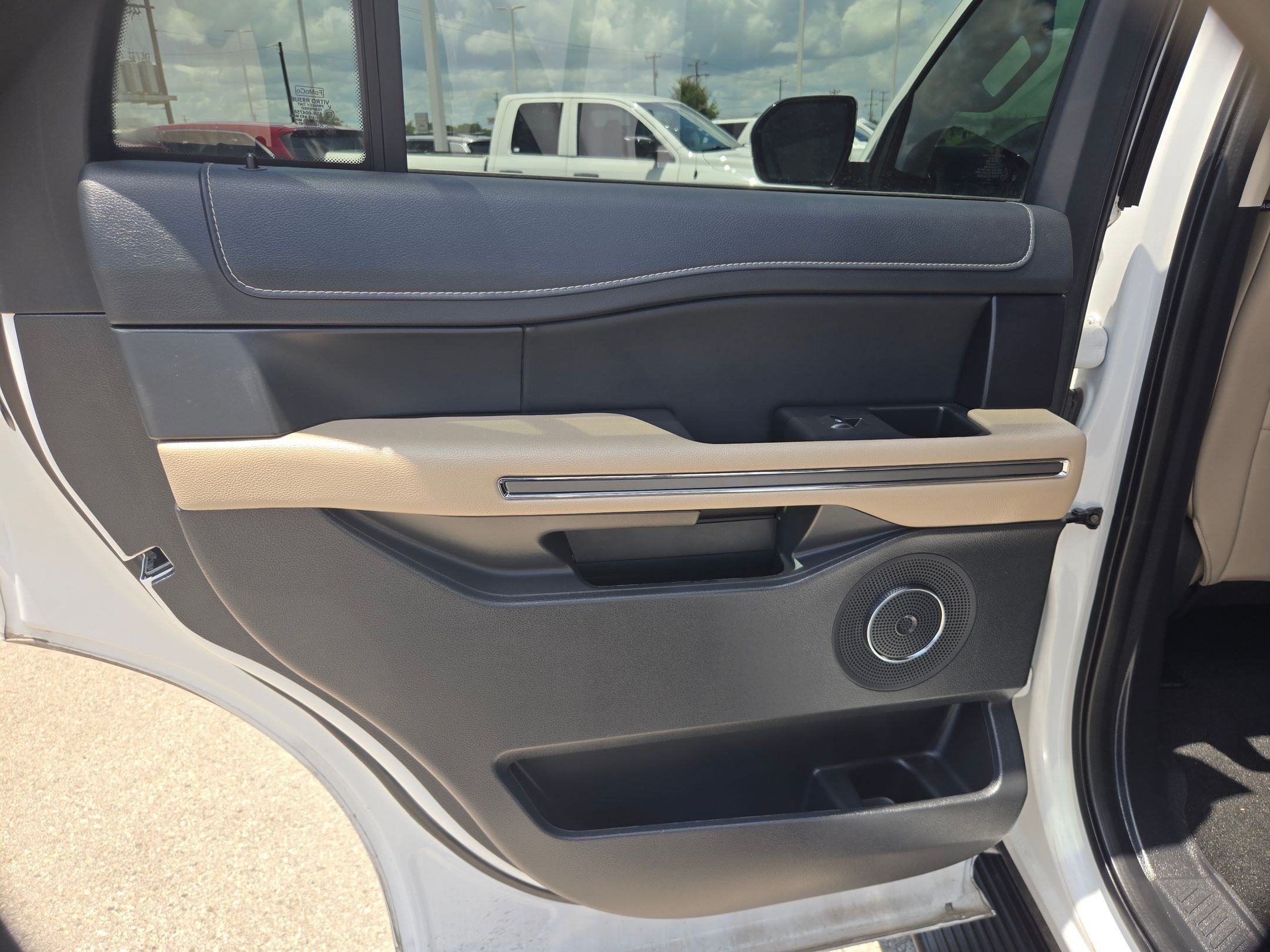 Used 2024 Ford Expedition XLT RWD image 14