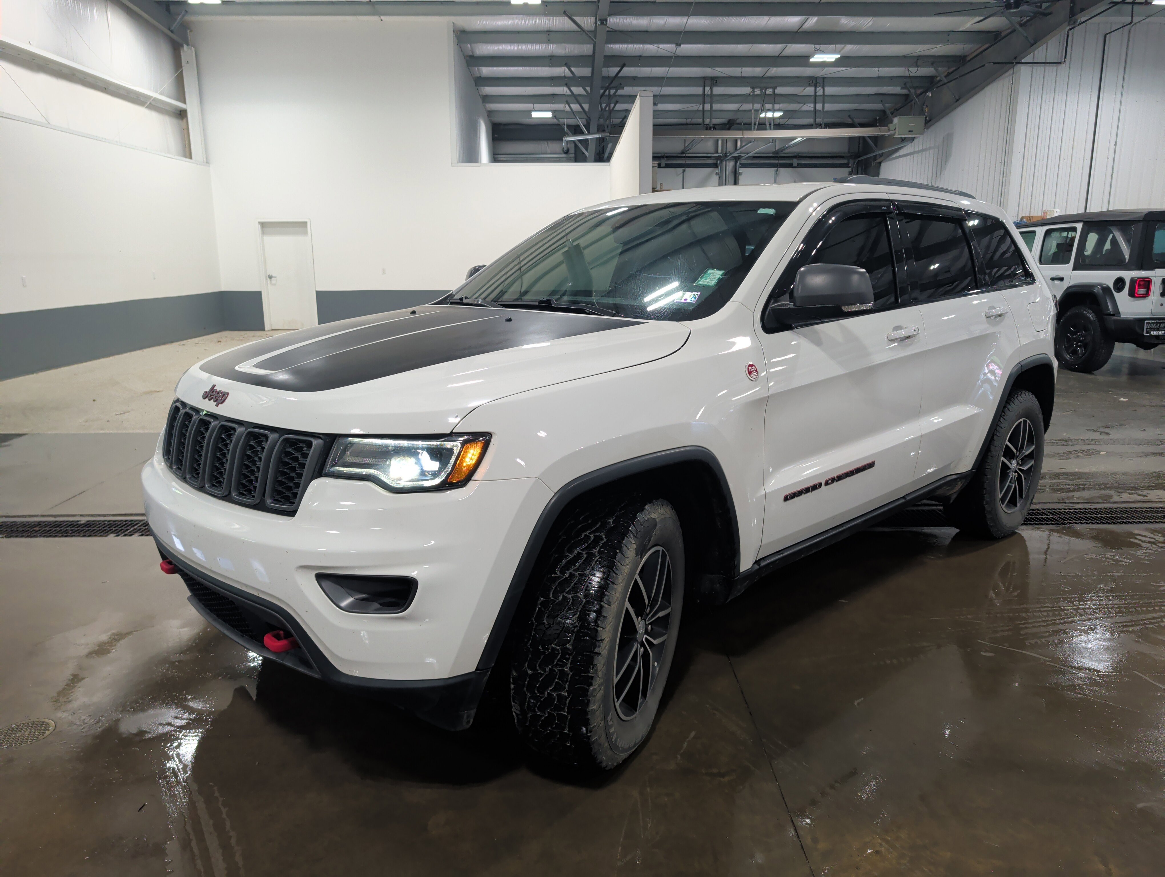 Used 2018 Jeep Grand Cherokee Trailhawk w/ Trailhawk Luxury Group AWD/4WD image 6