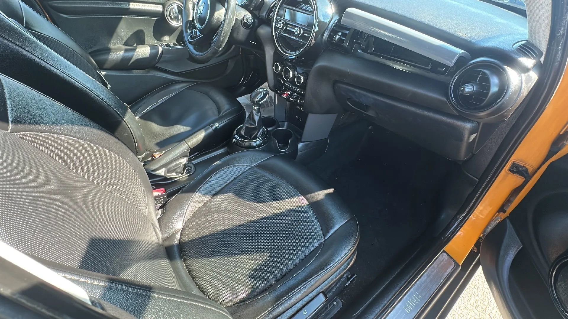 Used 2015 MINI Cooper 4-Door Hardtop image 9