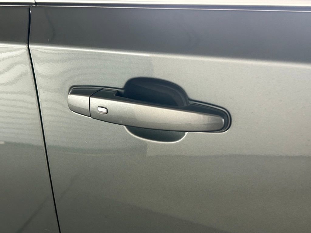 Used 2023 Chevrolet Traverse LT image 32