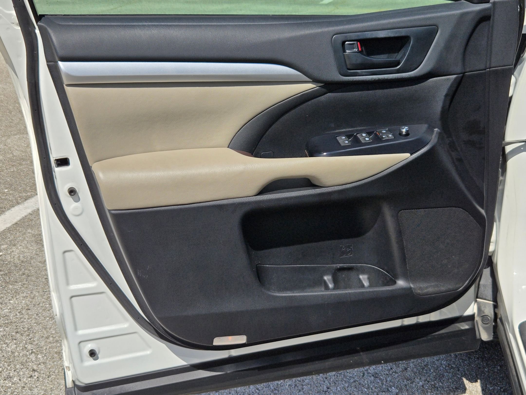 Used 2019 Toyota Highlander LE FWD image 11