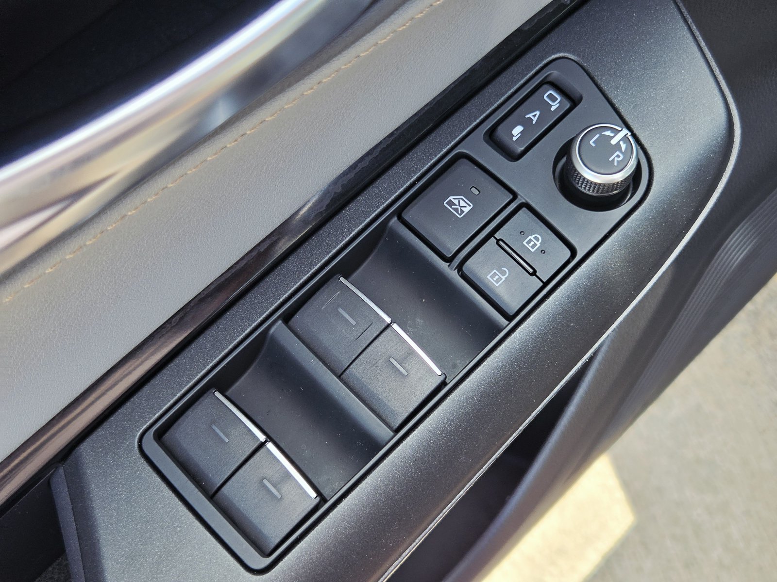 Used 2024 Toyota Venza LE AWD/4WD image 25