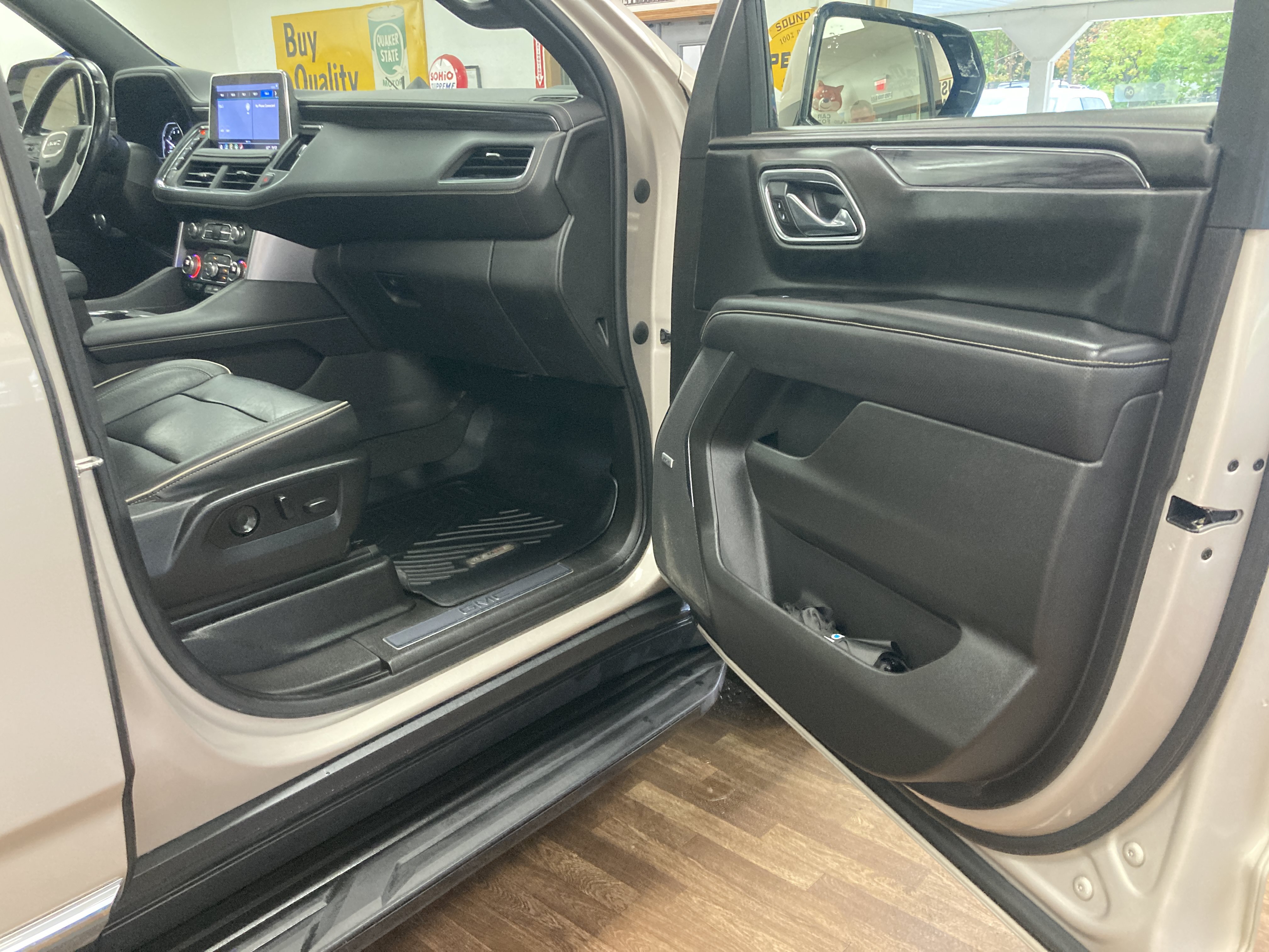 Used 2021 GMC Yukon SLT w/ SLT Premium Package AWD/4WD image 23