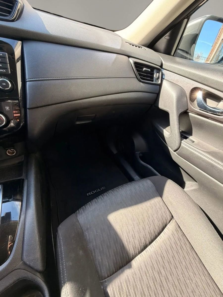 Used 2020 Nissan Rogue SV image 12