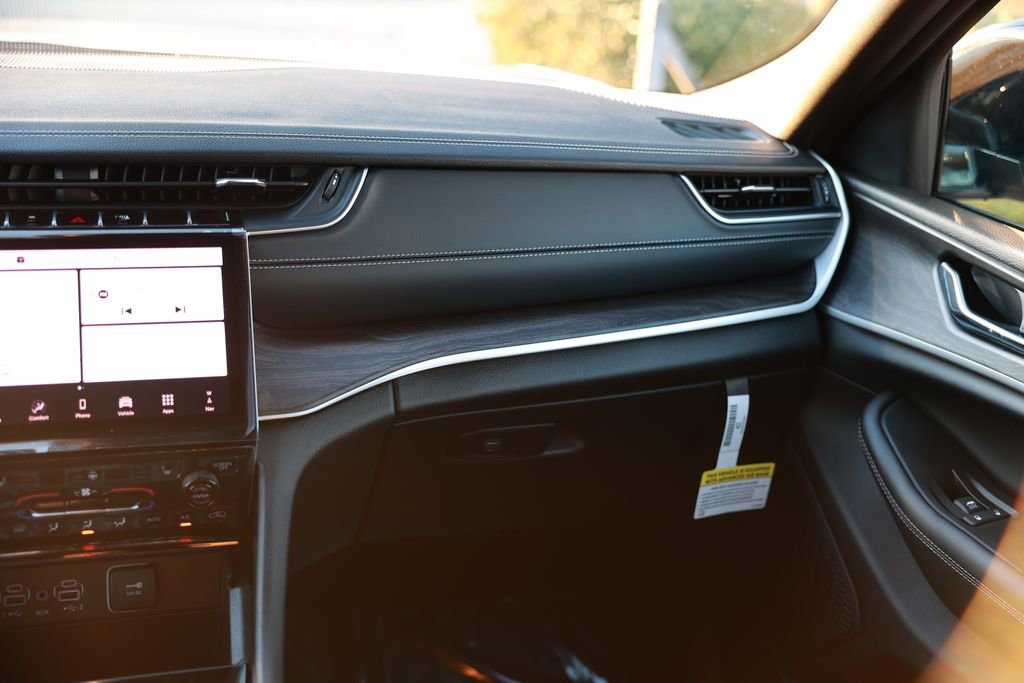 New 2025 Jeep Grand Cherokee Limited w/ Black Appearance Package image 23