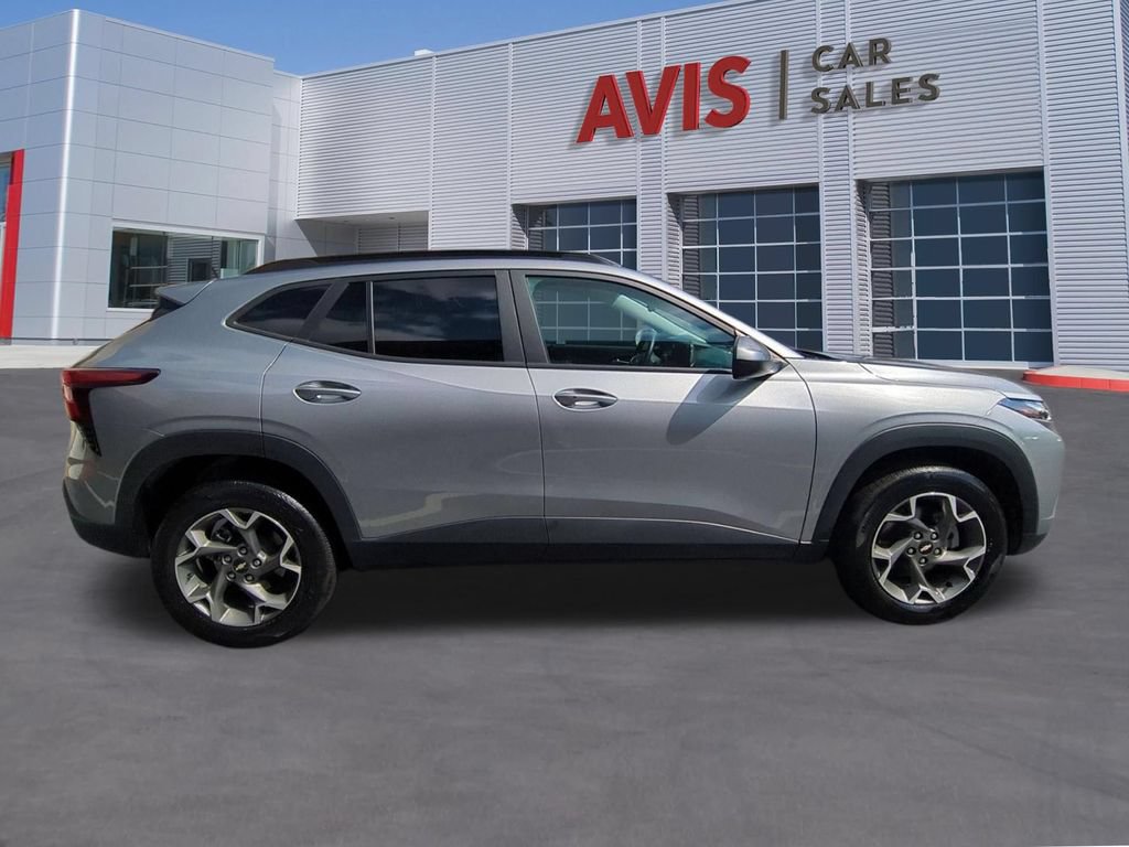 Used 2025 Chevrolet Trax LT w/ LT Convenience Package FWD image 5