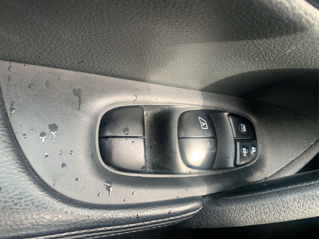 Used 2016 Nissan Rogue SV image 24