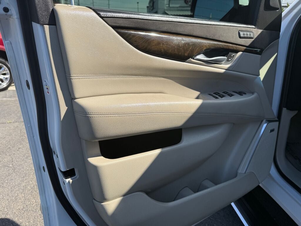 Used 2018 Cadillac Escalade ESV Premium Luxury w/ LPO, Radiant Package AWD/4WD image 9