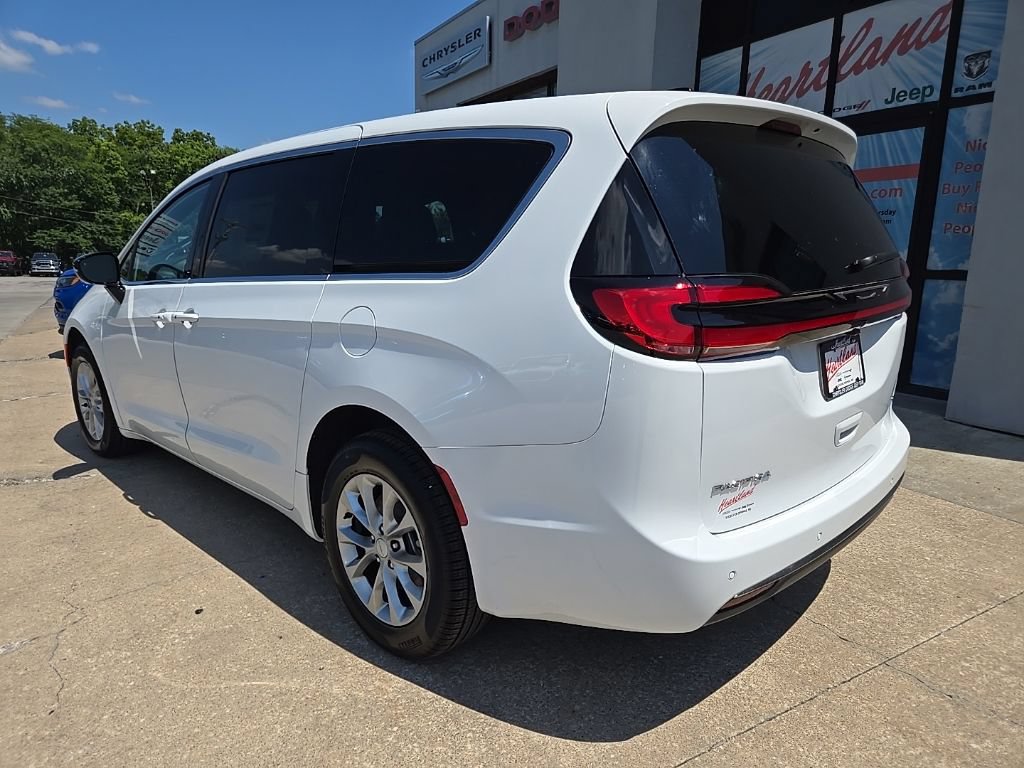 New 2027 Chrysler Pacifica Select w/ Family Tech Group AWD/4WD image 10