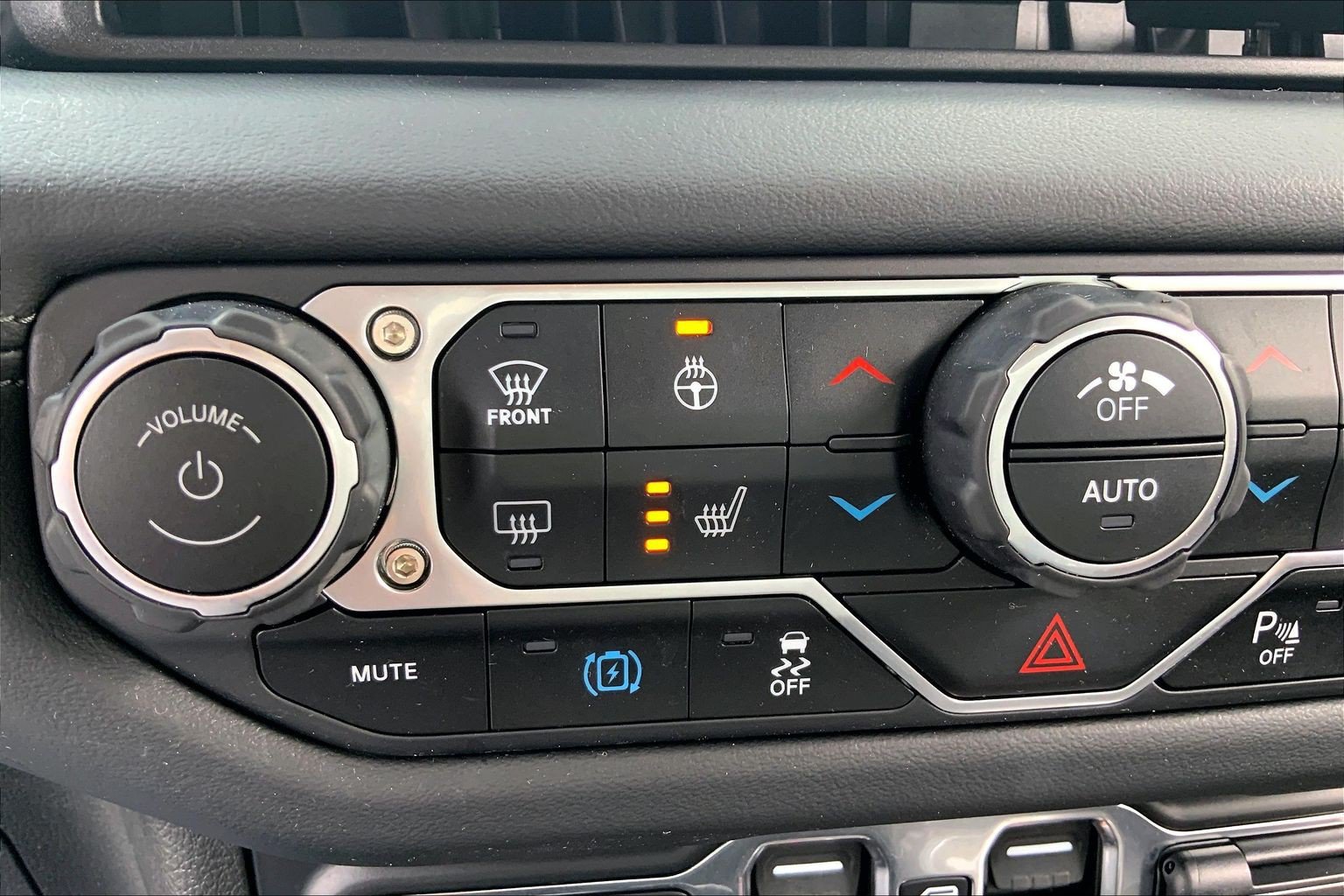 Certified 2024 Jeep Wrangler Unlimited Sahara w/ Technology Group AWD/4WD image 33