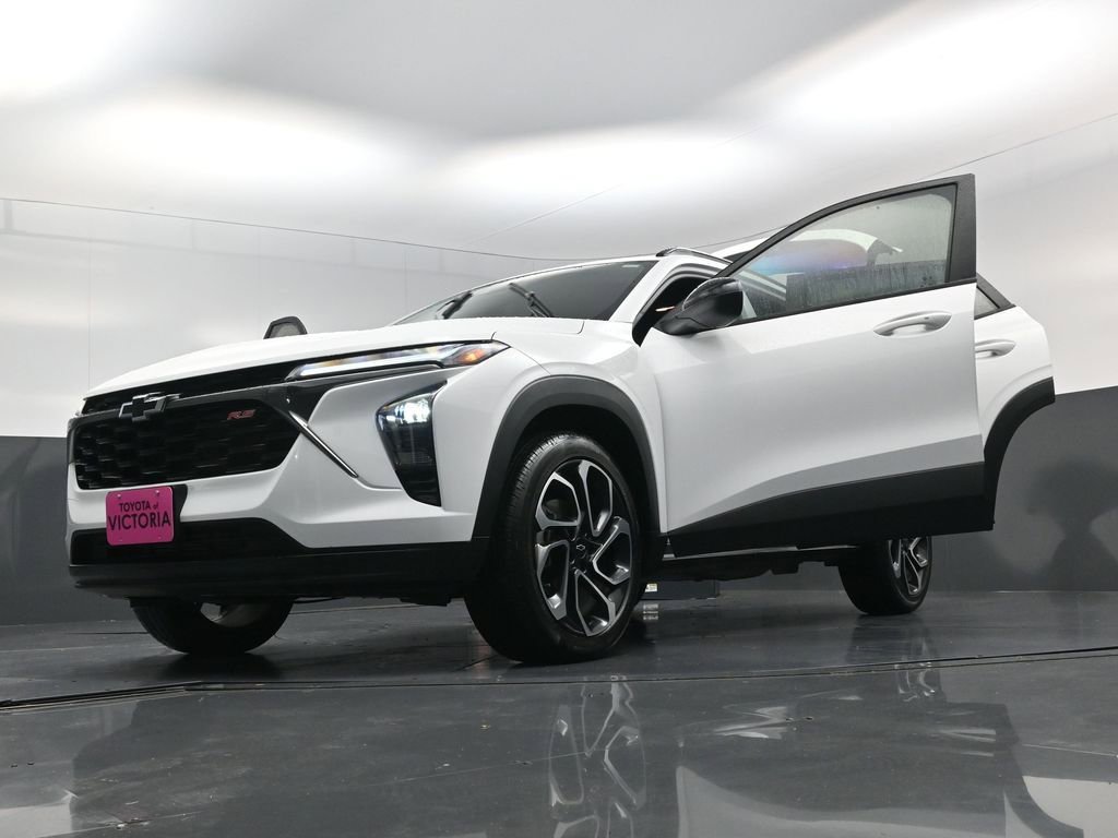 Used 2025 Chevrolet Trax RS FWD image 28