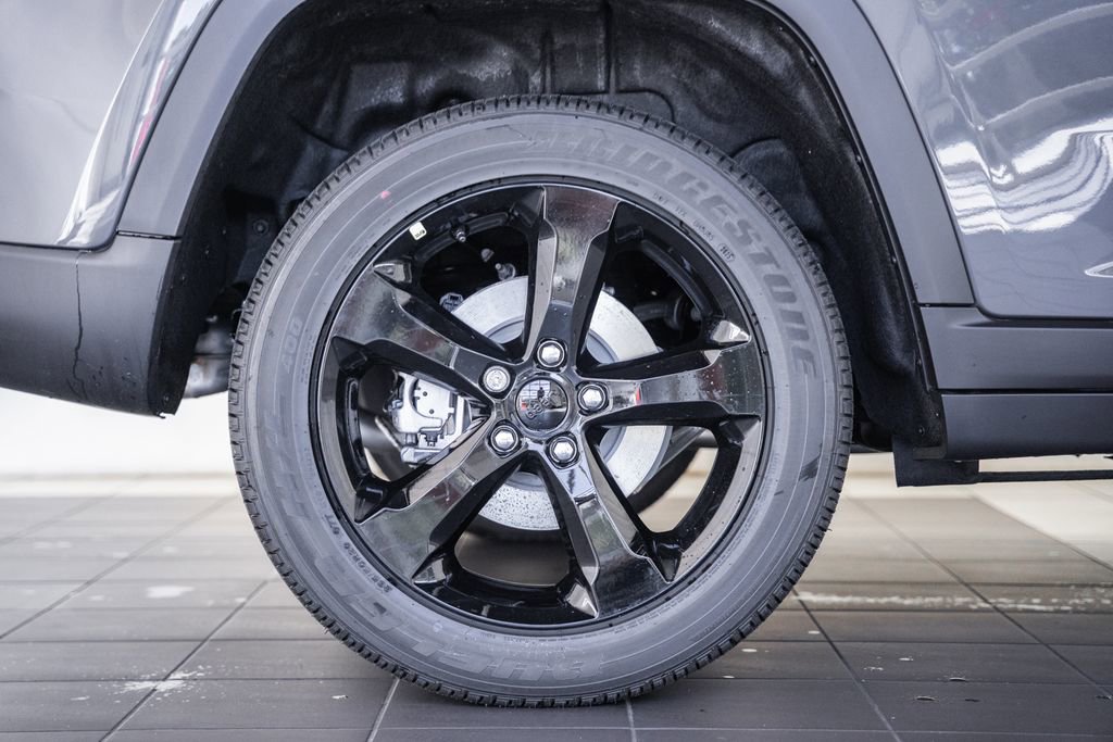 New 2025 Jeep Grand Cherokee Altitude image 17