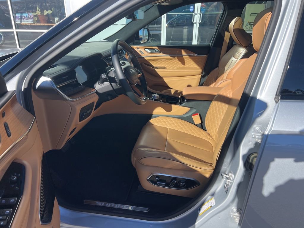 Used 2024 Jeep Grand Cherokee L Summit AWD/4WD image 13