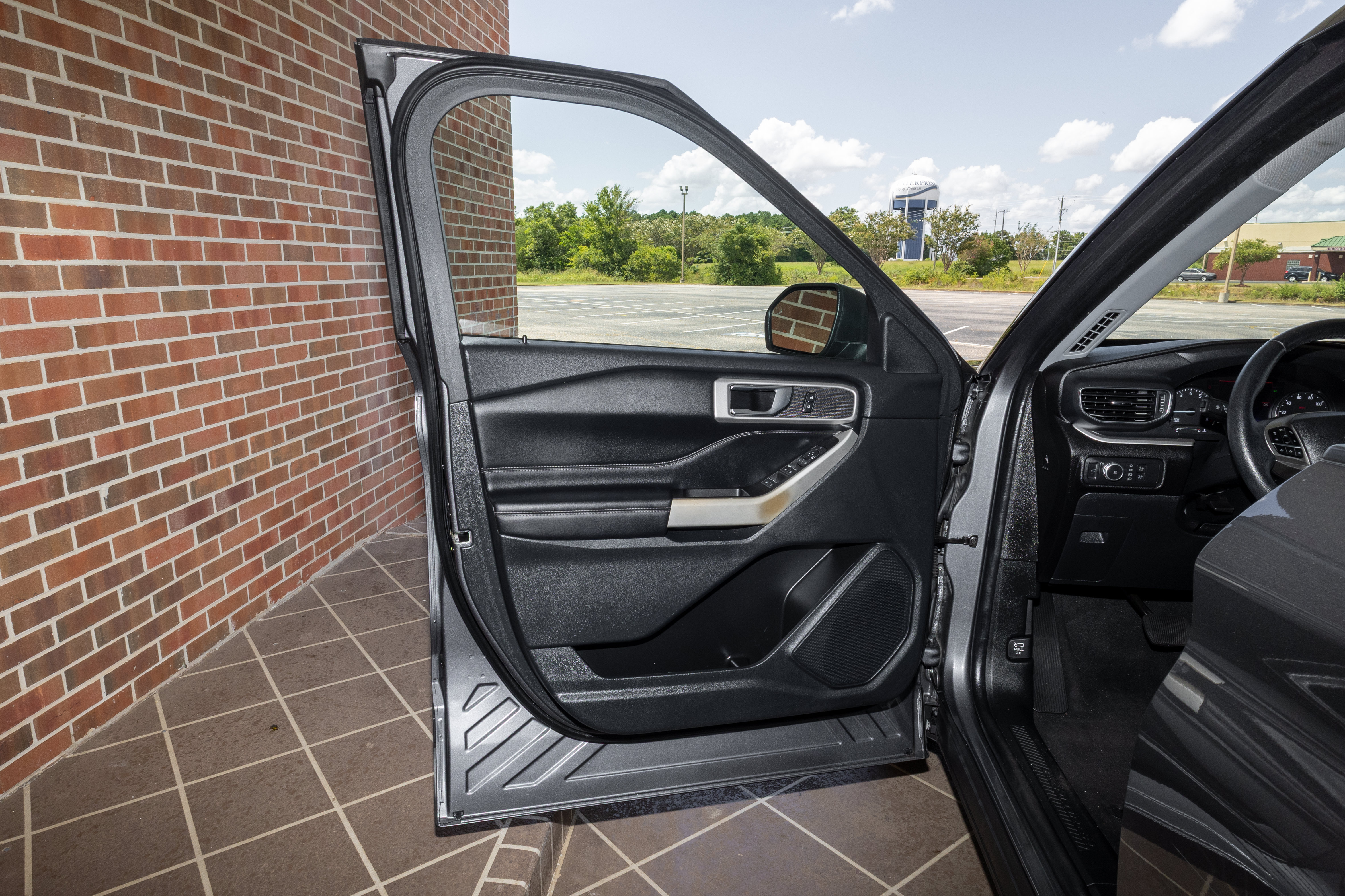 Used 2022 Ford Explorer XLT w/ Equipment Group 202A RWD image 9