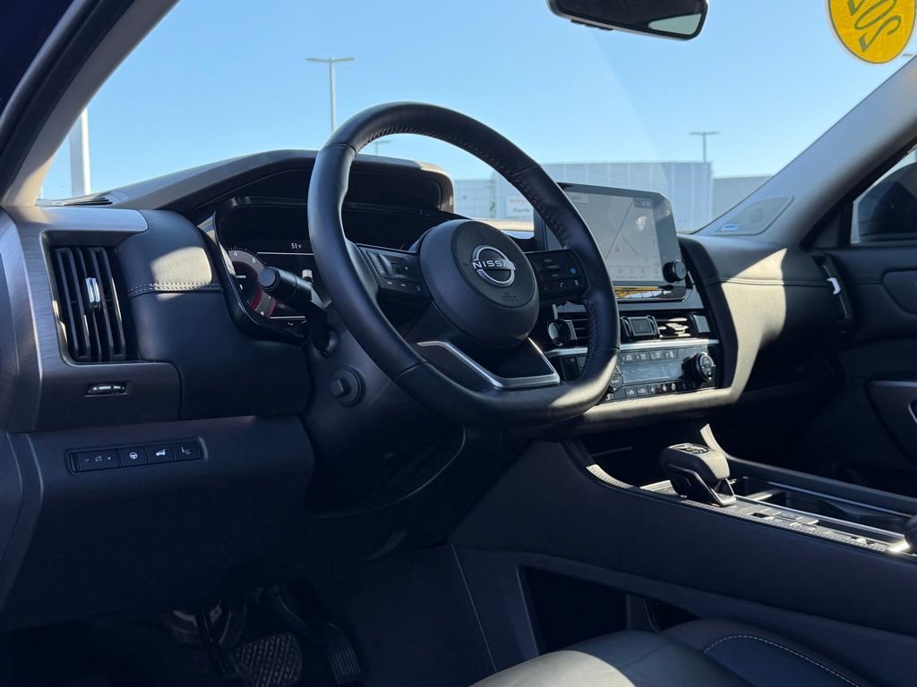 Used 2025 Nissan Pathfinder Platinum image 11