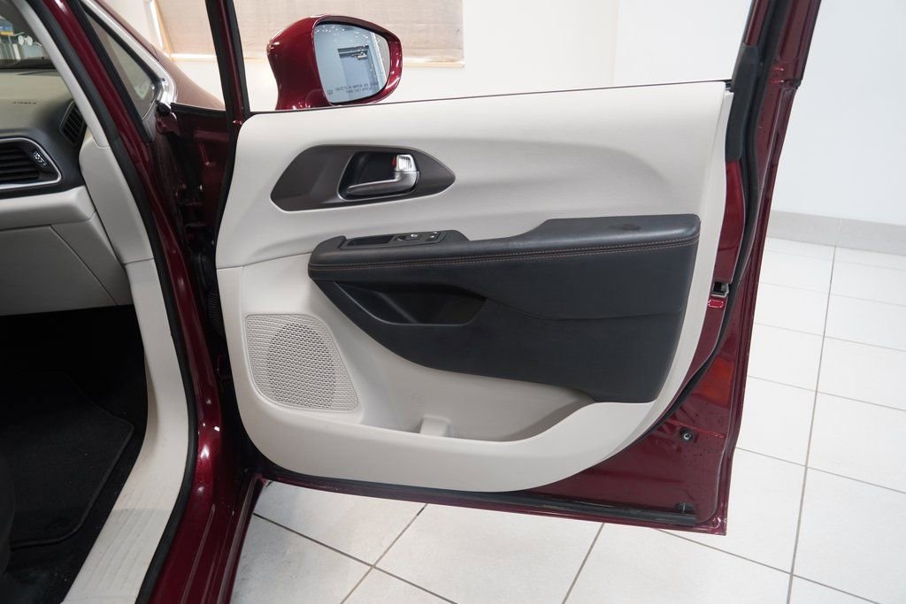 Used 2020 Chrysler Pacifica Touring-L Plus image 23