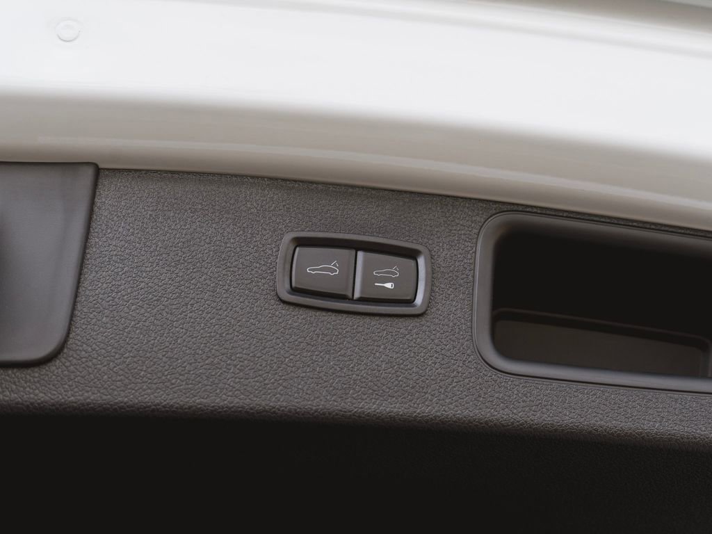 New 2025 Porsche Macan image 37