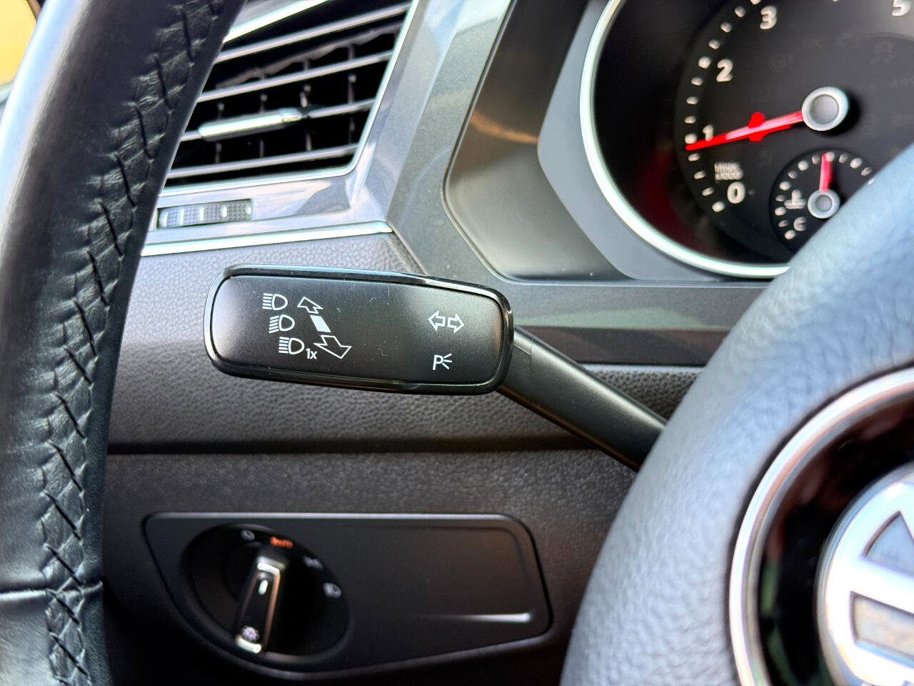 Used 2019 Volkswagen Tiguan SE w/ Panoramic Sunroof Package image 76