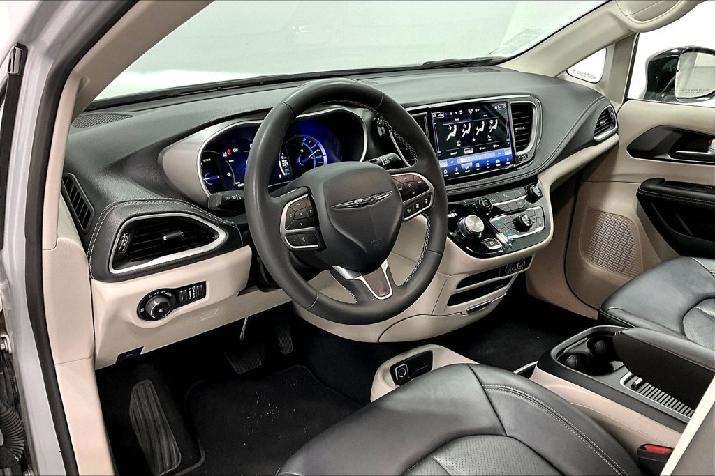 Used 2024 Chrysler Pacifica Limited FWD image 15