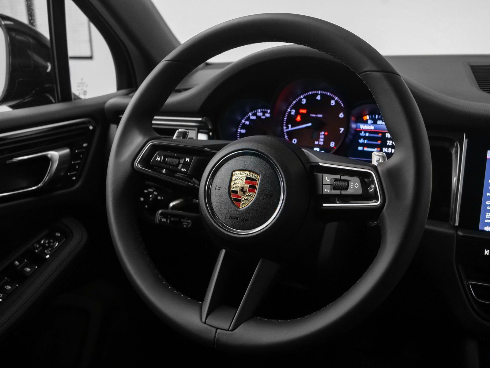 Certified 2025 Porsche Macan image 27