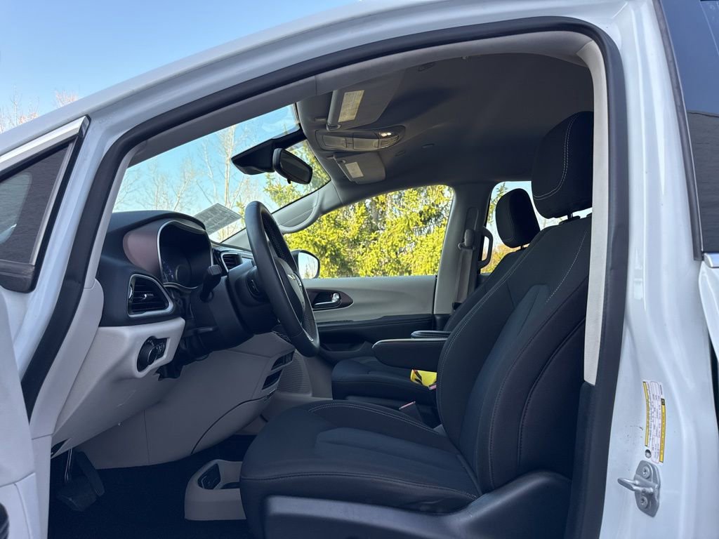 Used 2023 Chrysler Voyager LX image 13