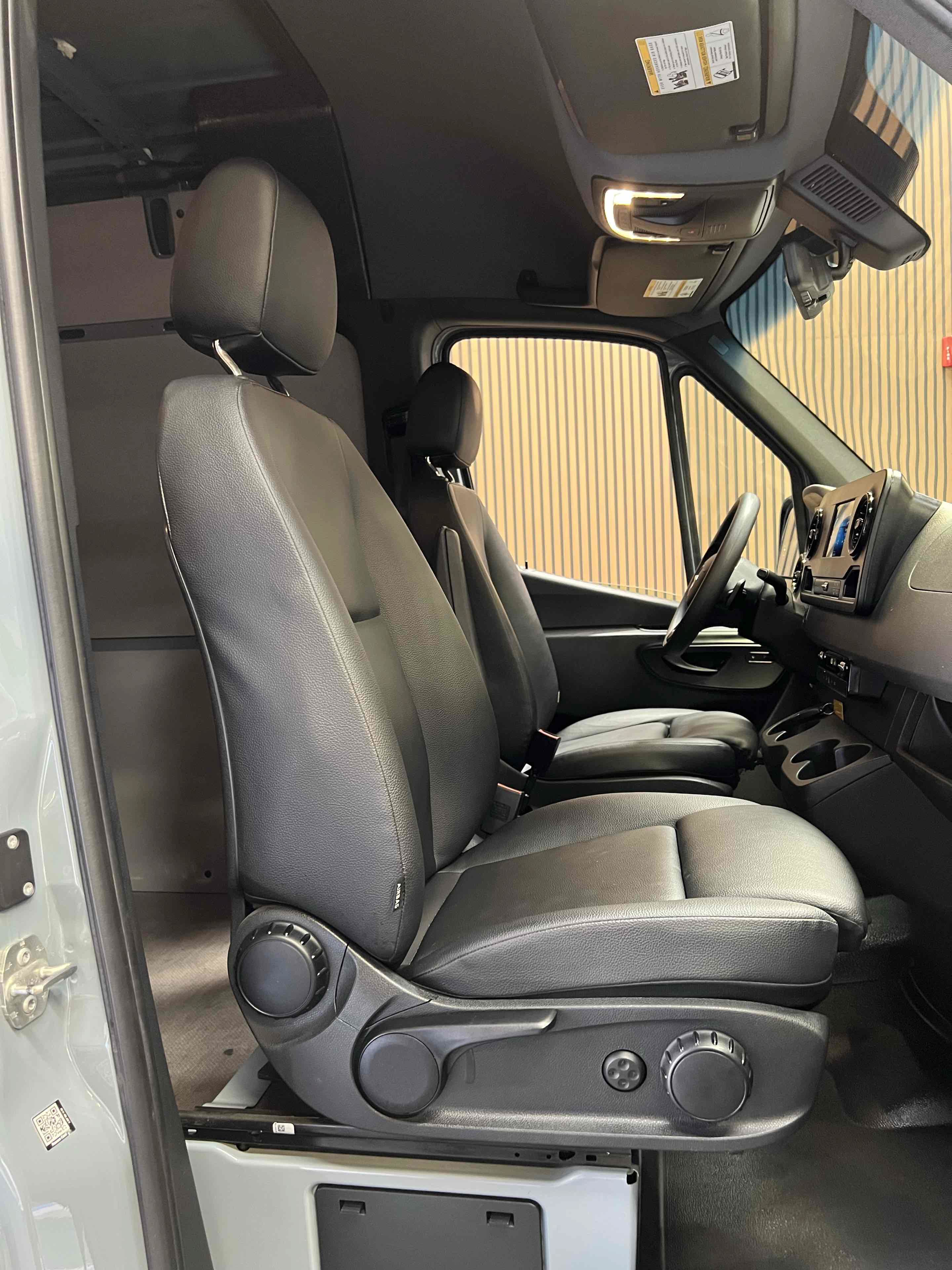 Used 2024 Mercedes-Benz Sprinter 2500 image 31