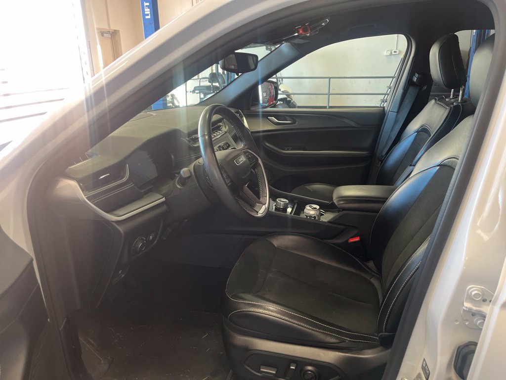 Used 2024 Jeep Grand Cherokee Altitude AWD/4WD image 4