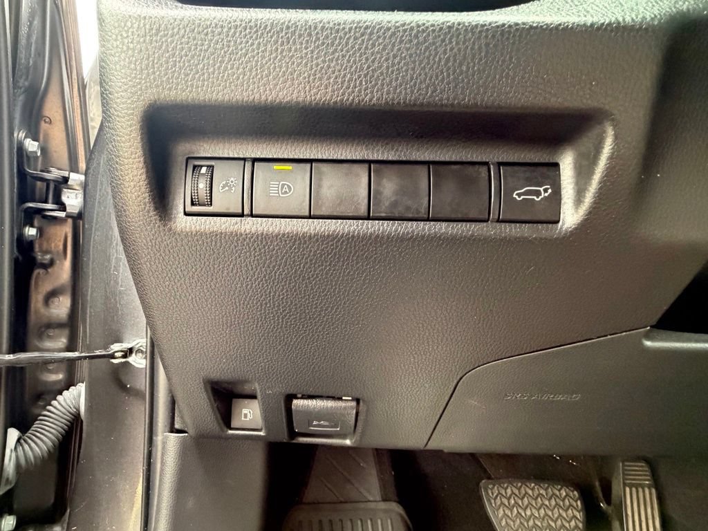 Used 2022 Toyota RAV4 XLE Premium AWD/4WD image 29