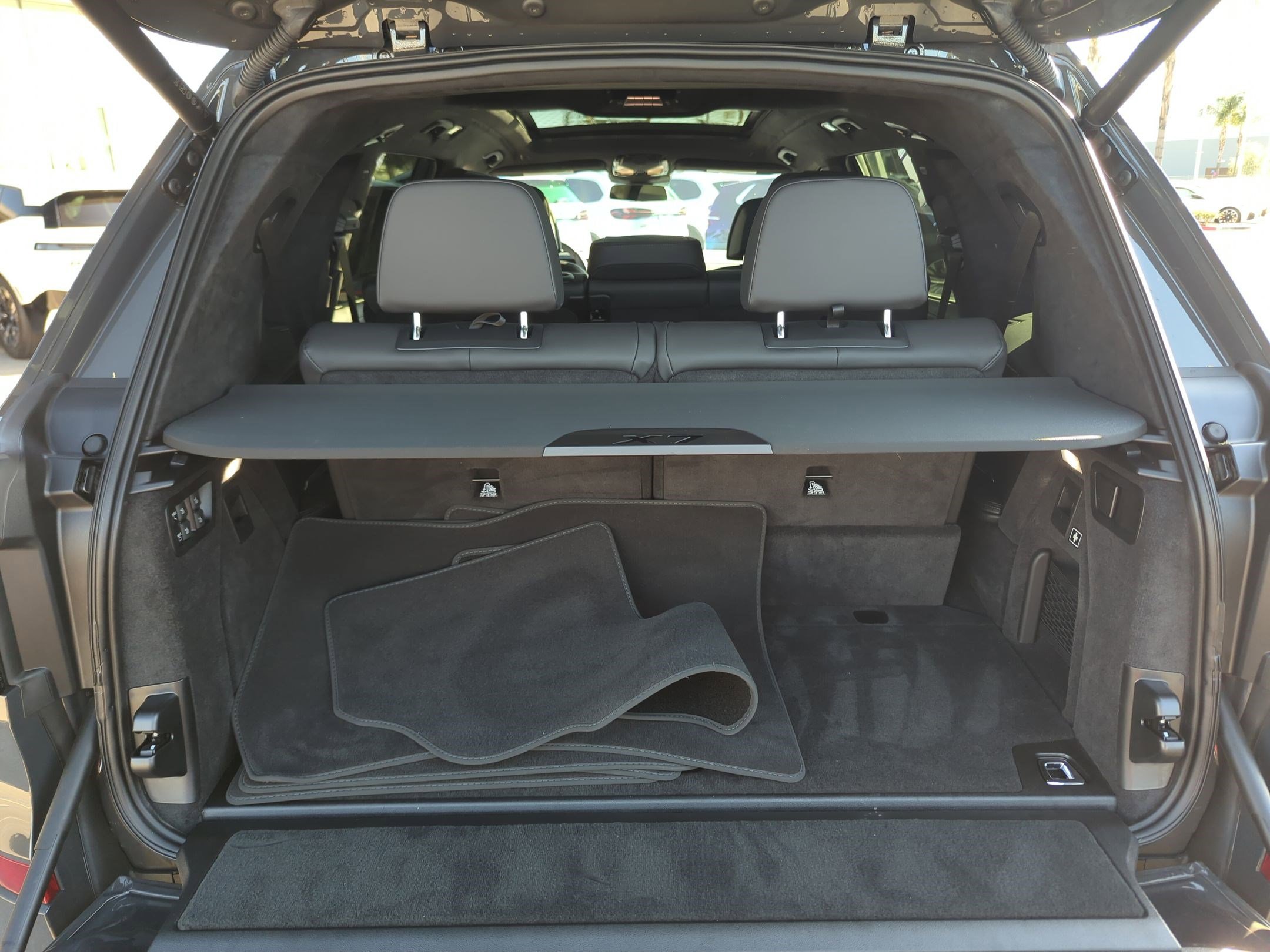 Used 2025 BMW X7 M60i w/ Executive Package image 33