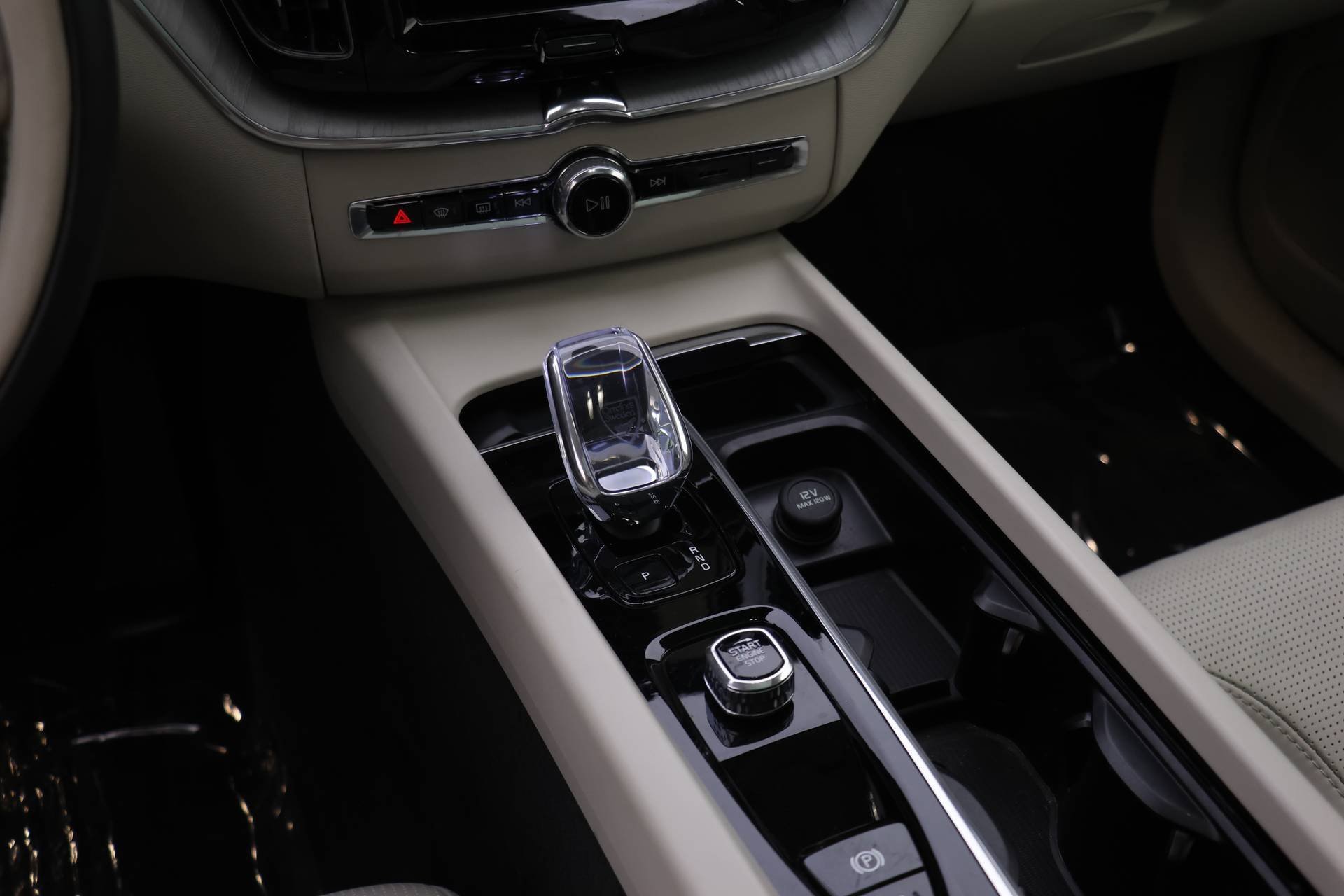 Certified 2025 Volvo XC60 T8 Ultra w/ Protection Package Premier image 17