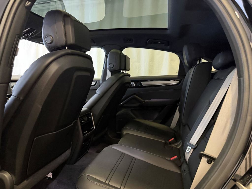 Used 2023 Porsche Cayenne Platinum Edition image 23
