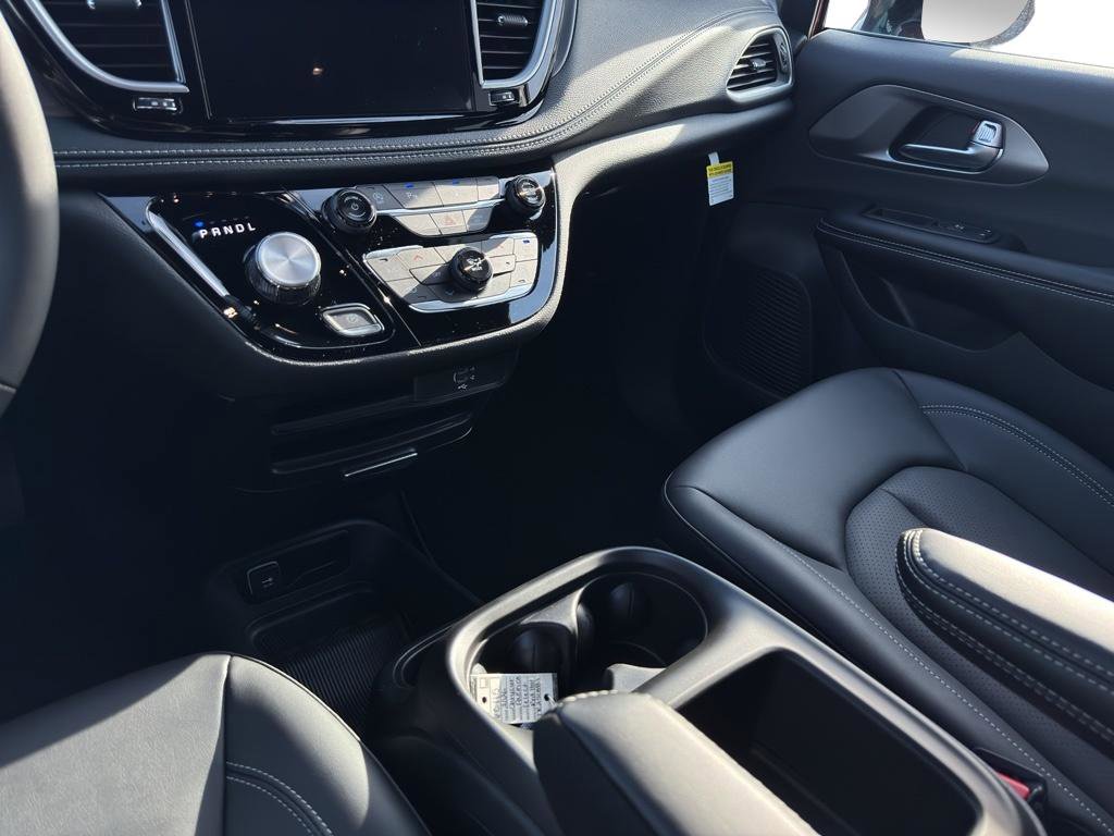 New 2026 Chrysler Pacifica Select image 10