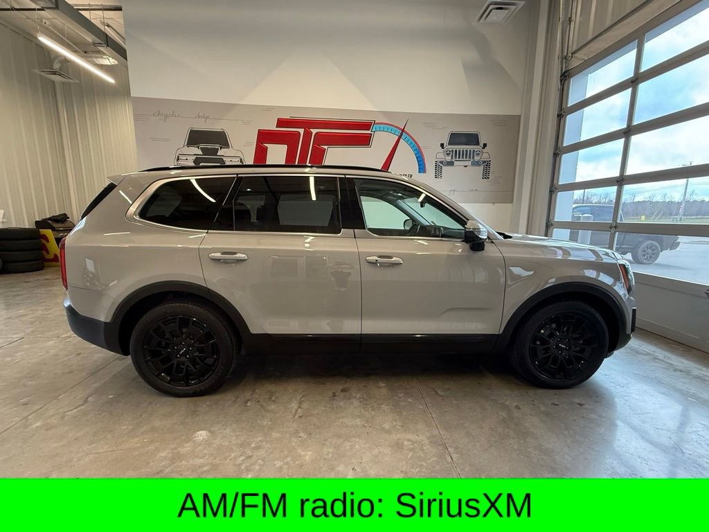 Used 2022 Kia Telluride SX w/ SX Prestige Package image 3