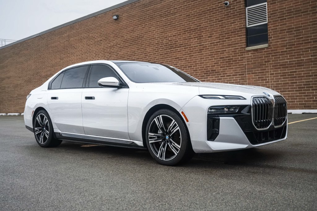 Used 2025 BMW i7 xDrive60 AWD/4WD image 13