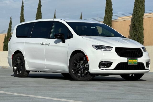 New 2026 Chrysler Pacifica Select image 2