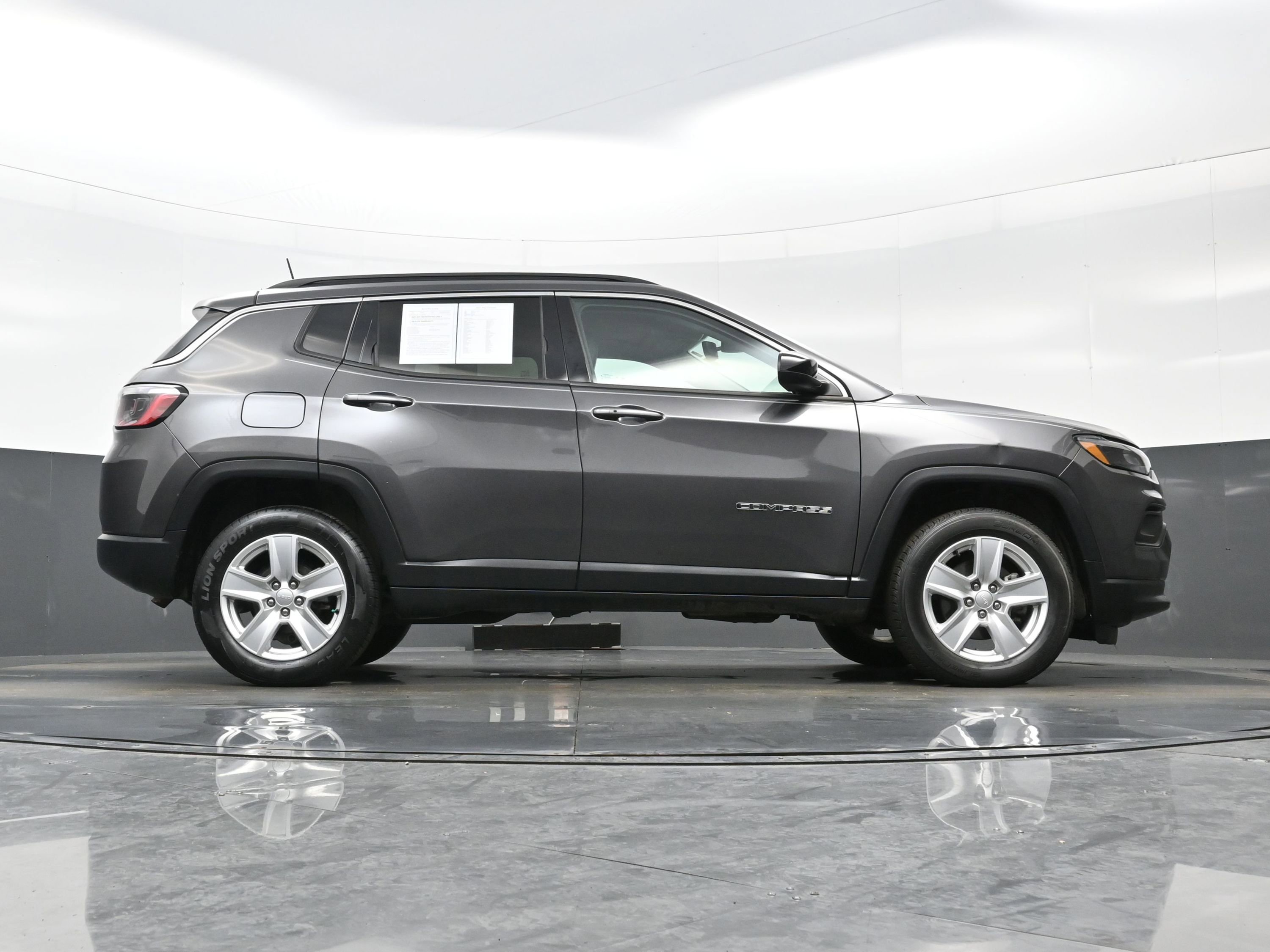 Used 2022 Jeep Compass Latitude image 28