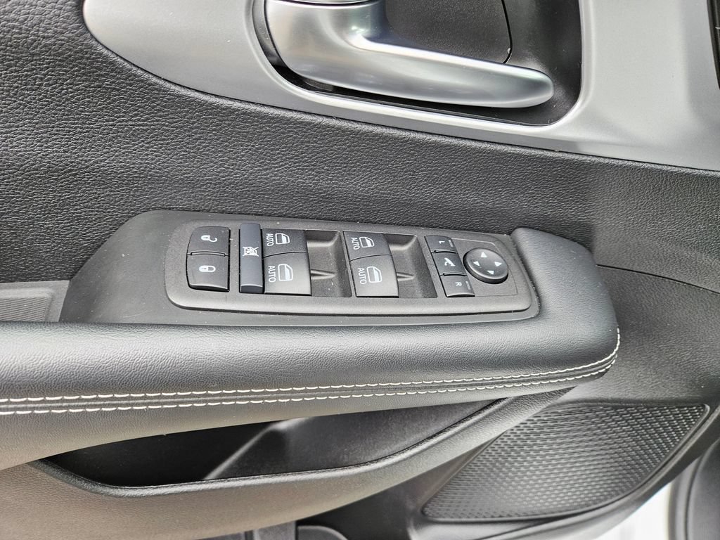 Used 2025 Chrysler Pacifica Limited FWD image 25