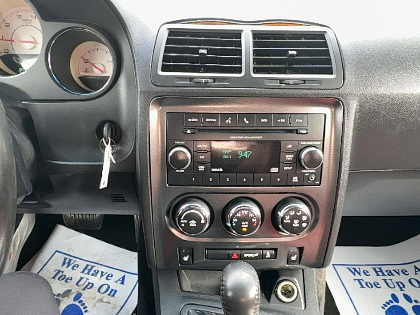 Used 2014 Dodge Challenger SXT image 17