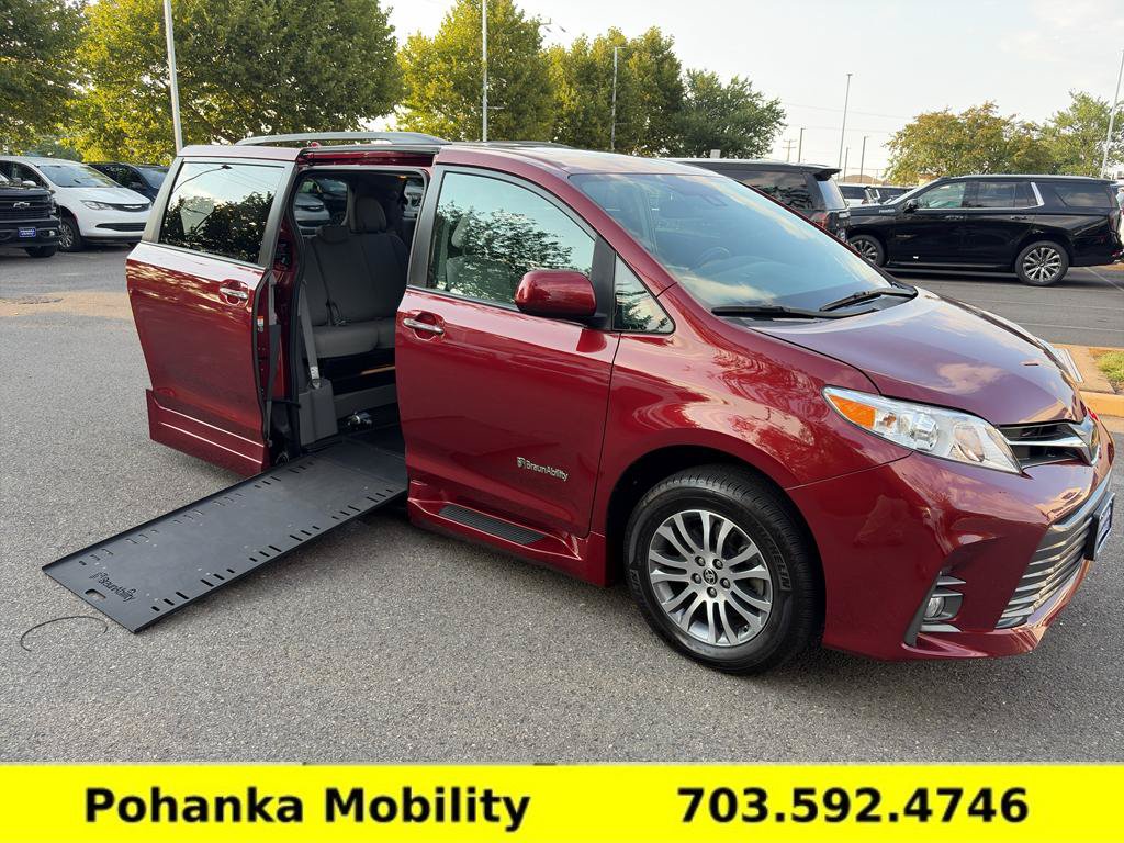 Used 2020 Toyota Sienna XLE w/ XLE Navigation Package FWD image 11