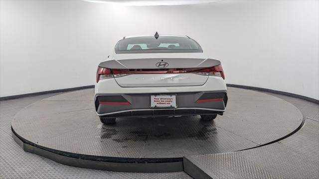 Used 2025 Hyundai Elantra SE FWD image 7