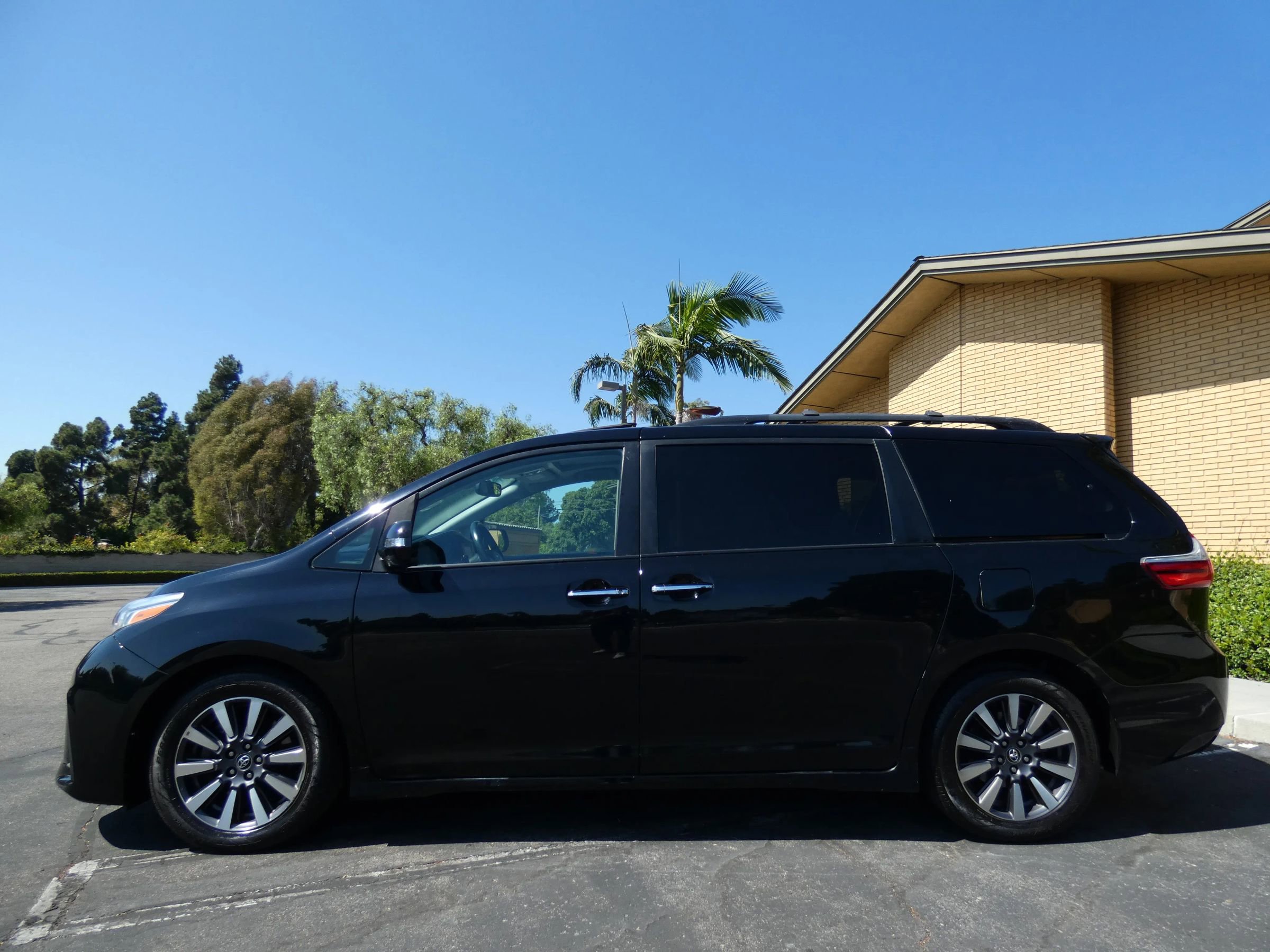 Used 2018 Toyota Sienna Limited image 14