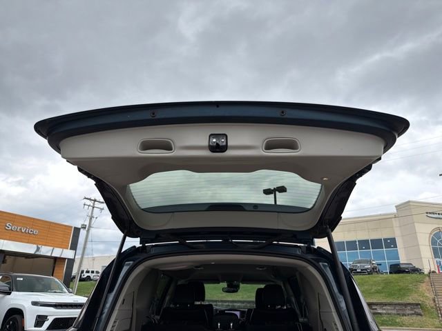 Used 2023 Chrysler Pacifica Touring-L image 24