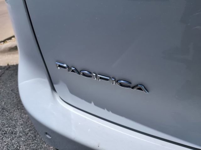 Used 2019 Chrysler Pacifica Touring-L w/ Tire & Wheel Group FWD image 7