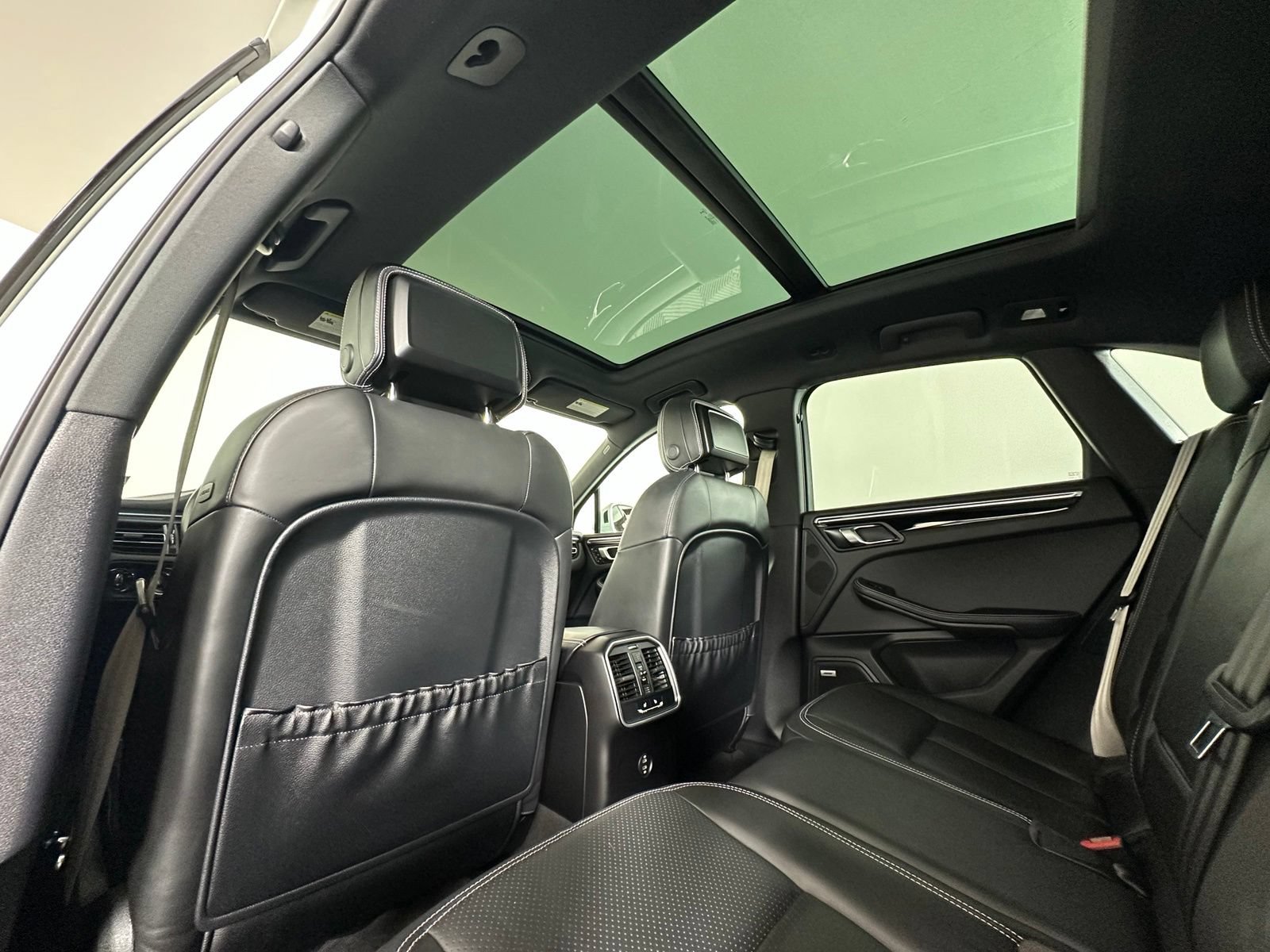 Used 2022 Porsche Macan AWD/4WD image 19